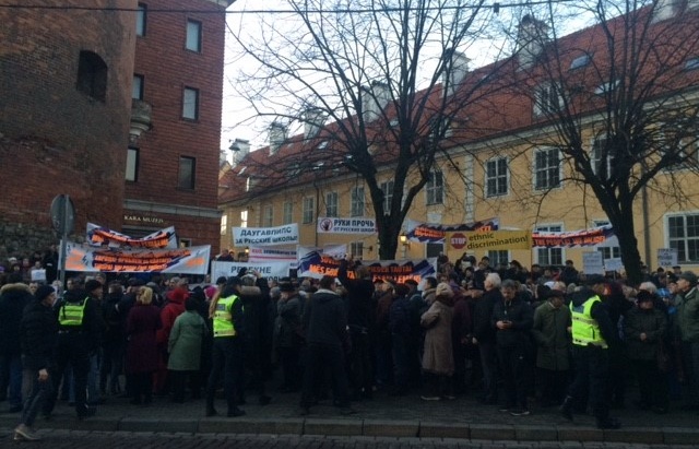 В Риге проходит шествие против перевода русских школ на латышский язык обучения 