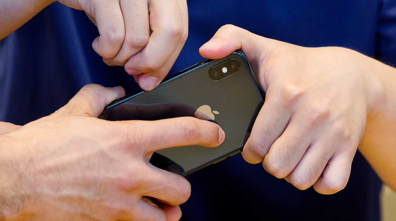 В Китае студентов незаконно используют для сборки iPhone X