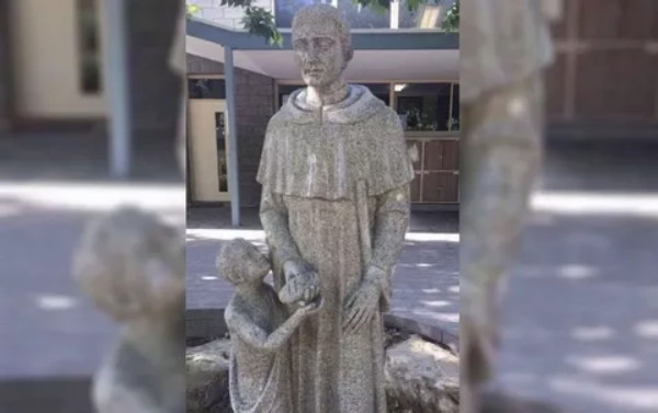 Австралийская школа извинилась за неоднозначную статую с мальчиком и священником