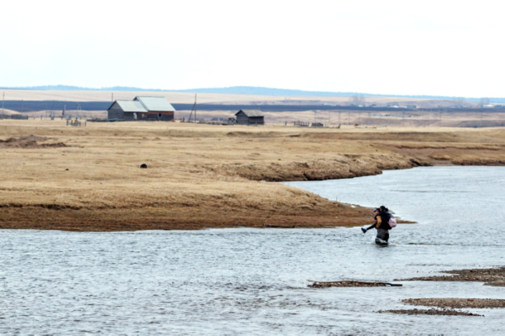 Прокуратура требует построить мост в иркутской деревне, где в школу ходят вброд через реку 