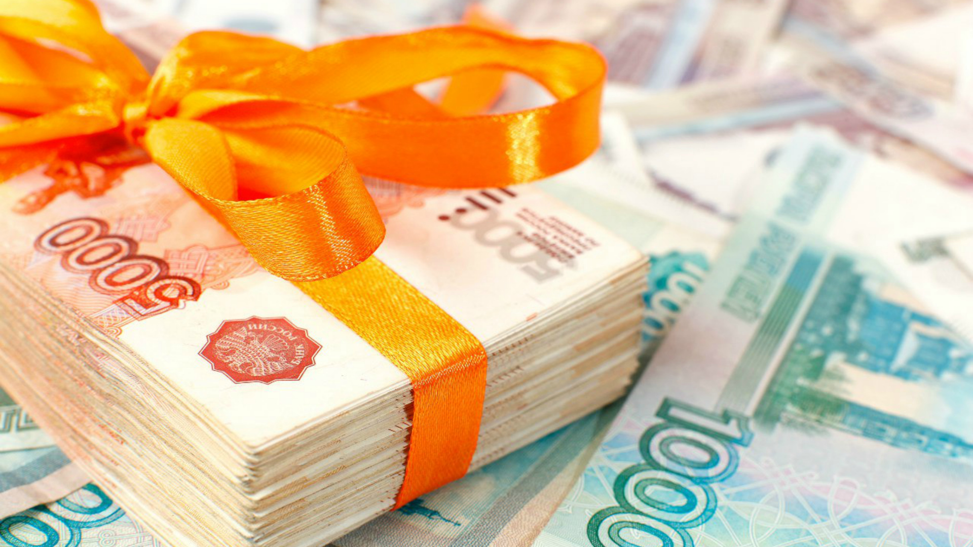 Решением губернатора петербургским педагогам – абсолютным победителям конкурса «Учитель года России» – будет выплачиваться премия в размере 3 млн рублей