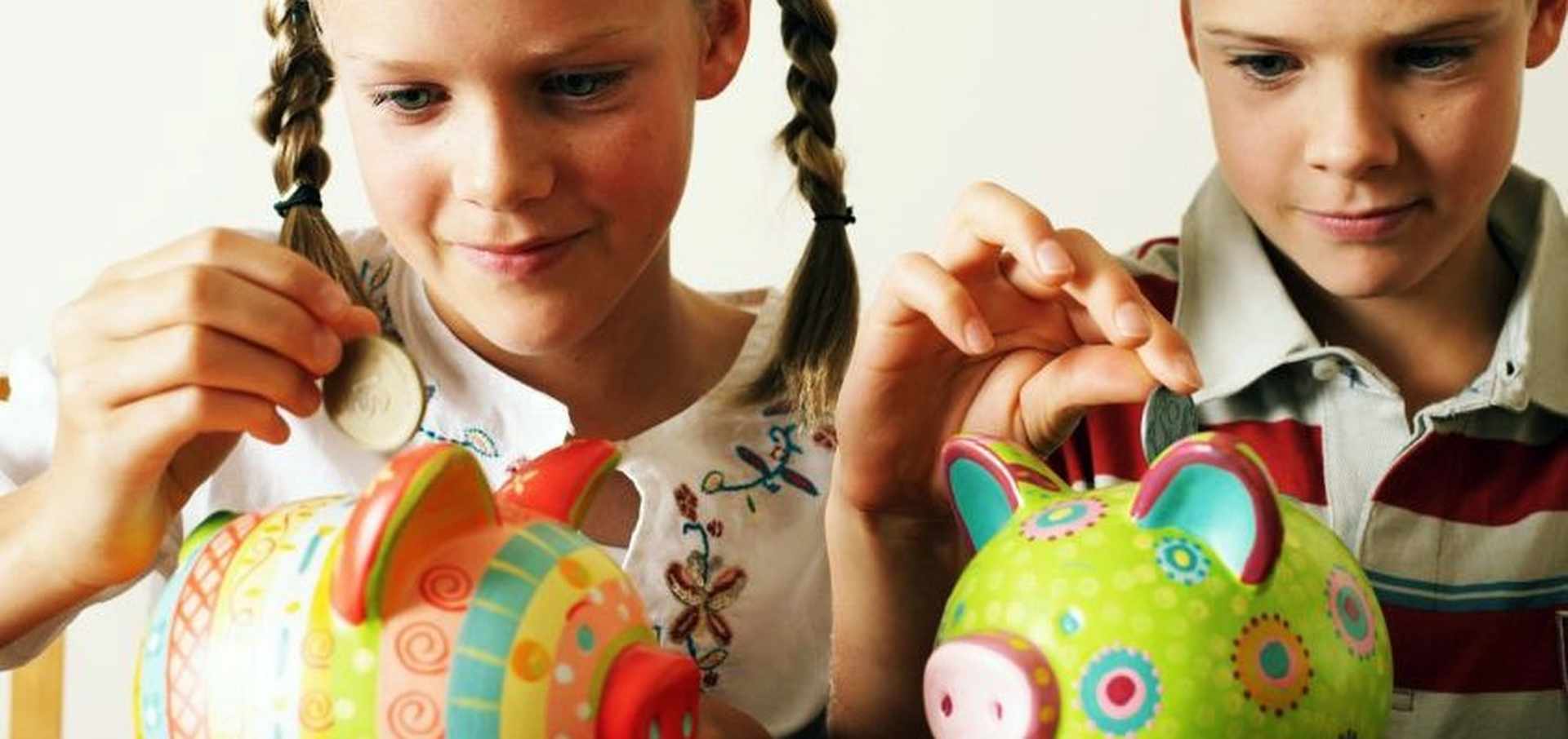 ВЦИОМ: российские подростки склонны копить деньги, а не тратить