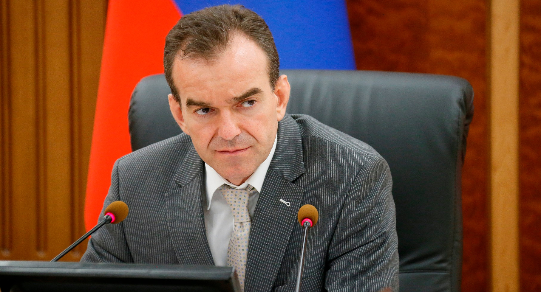 Глава Кубани поддержал попытку педагога из Сочи привлечь внимание к старой мебели в школе