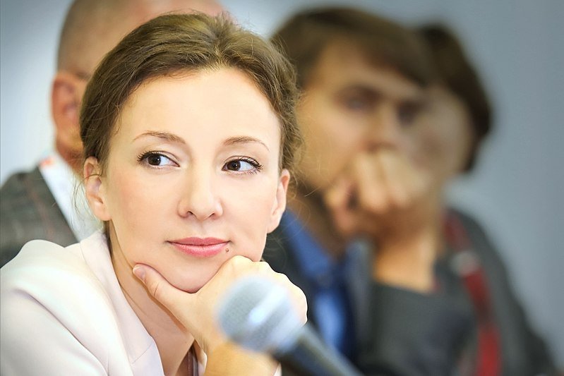 Анна Кузнецова встретилась с учениками школы в Шадринске, где произошла стрельба