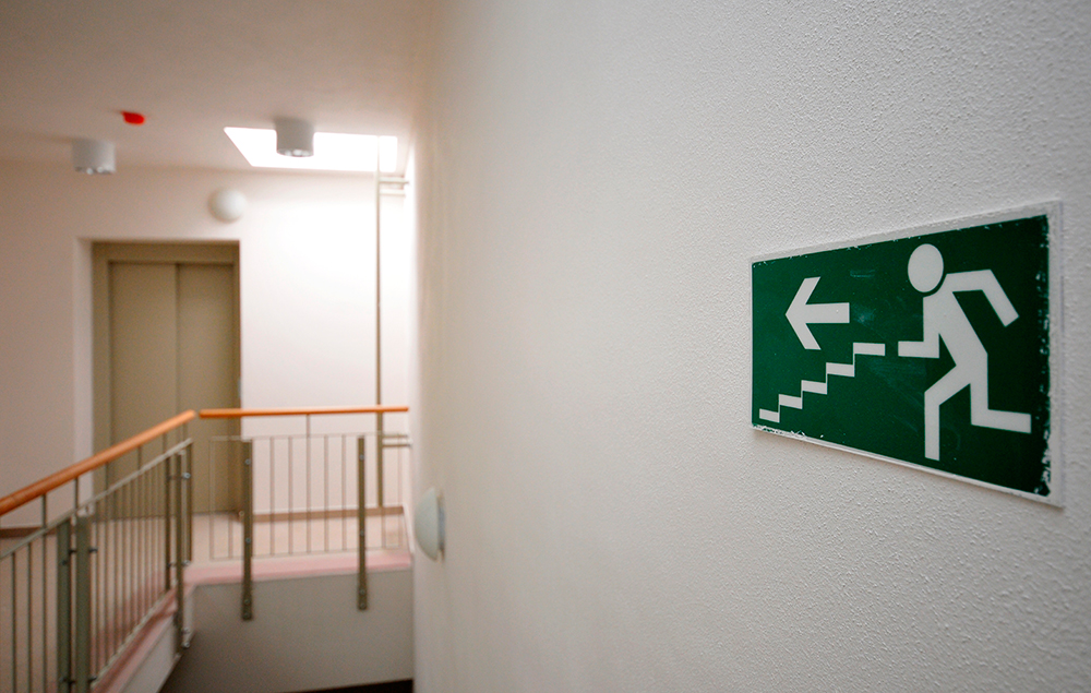 Наши дети в опасности? Почему в школах опечатаны аварийные выходы?