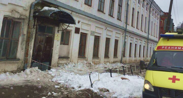 Директора вологодской школы увольняют за упавший на ребенка снег