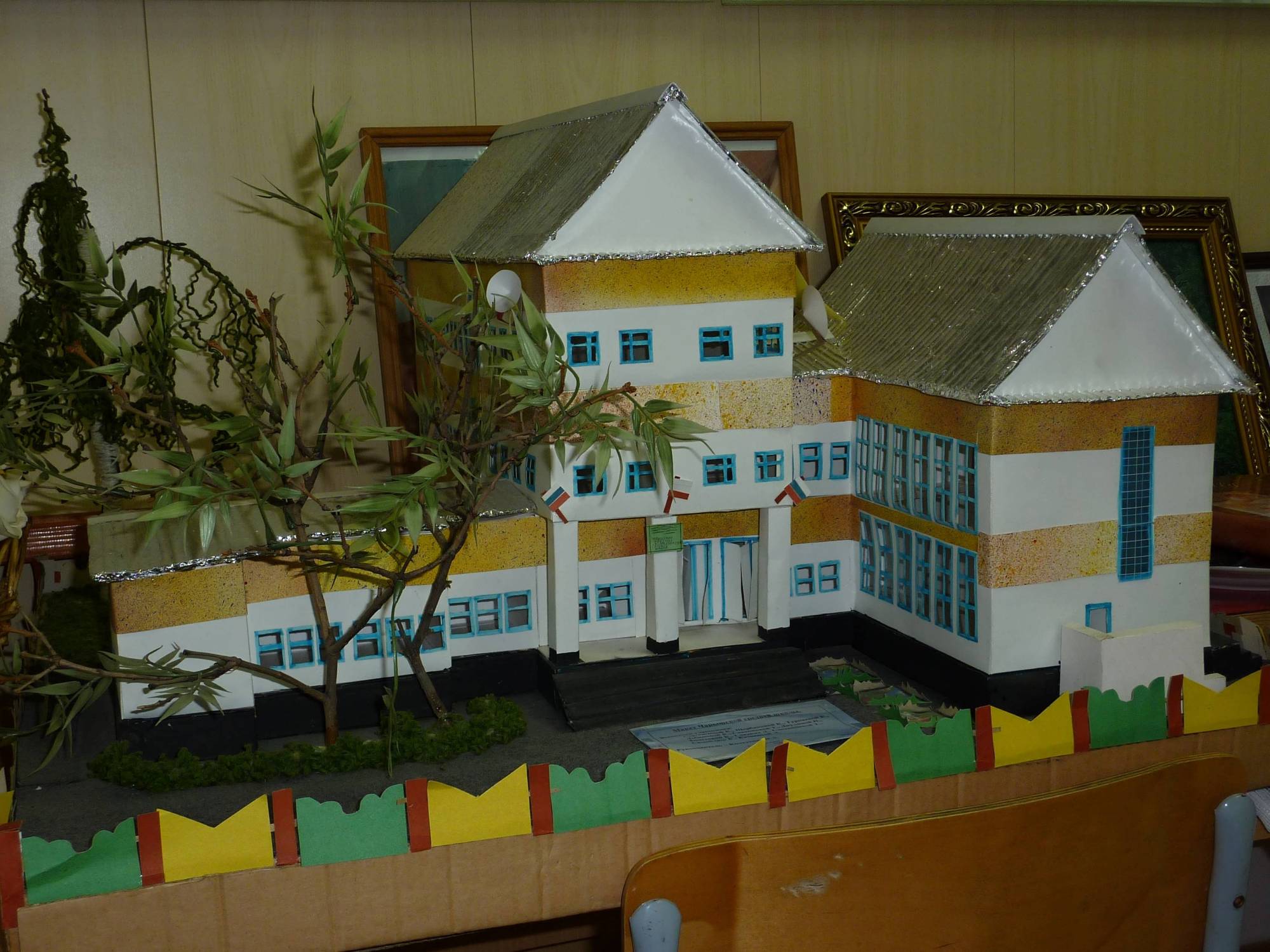 Жители Казани не дождались строительства школы и сделали ее из картона