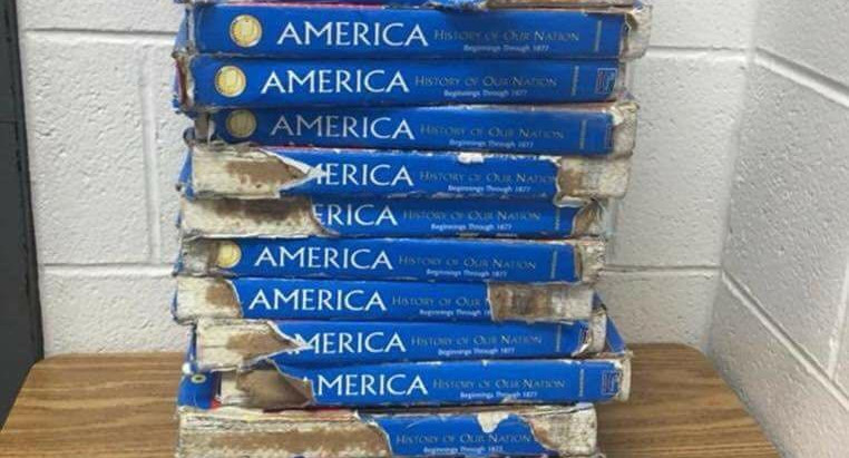 Учителя США устроили флешмоб сломанных стульев и разорванных учебников 