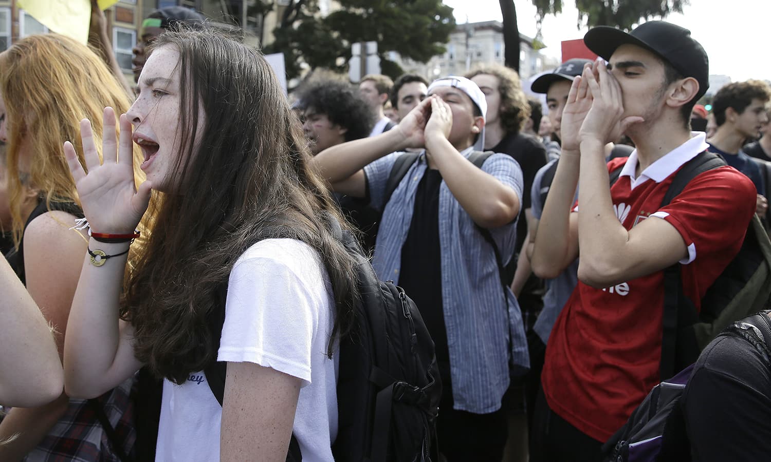 В США школьники выступили против требования носить прозрачные рюкзаки