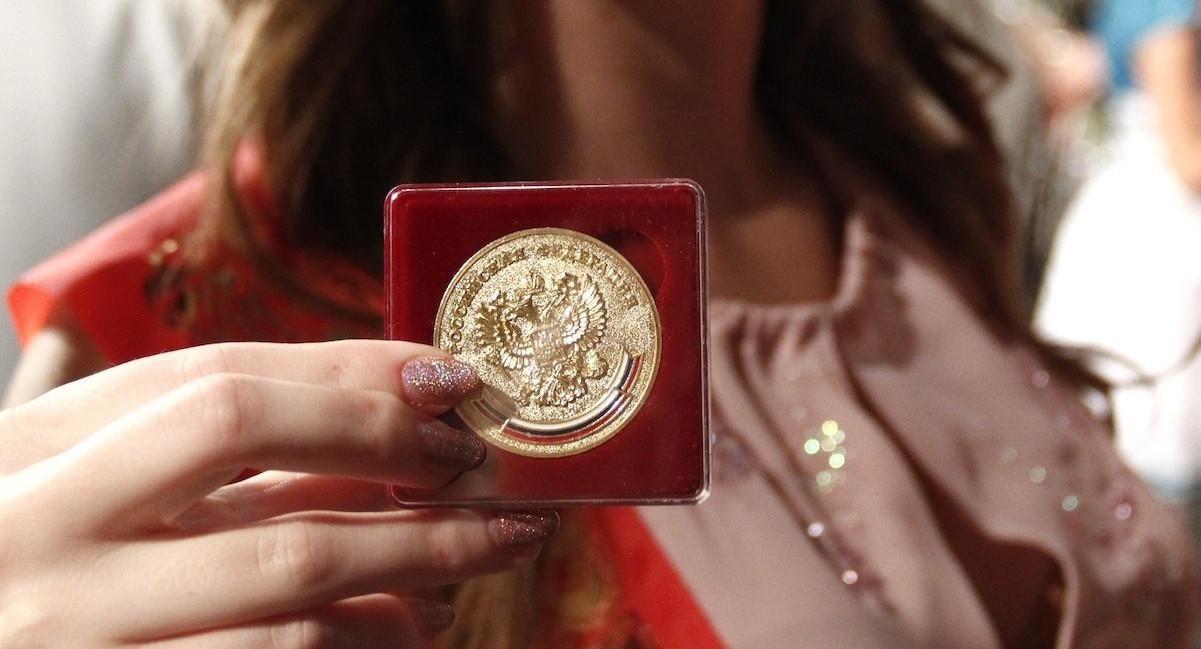 В Минобрнауки назвали минимальный балл по обязательным ЕГЭ для получения золотой медали