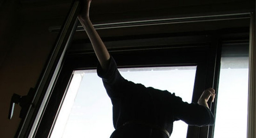 Десятиклассница выпала из окна