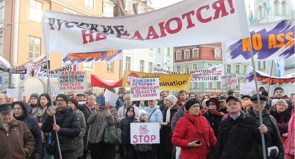 «Можете уезжать»: Минюст Латвии ответил противникам реформы образования