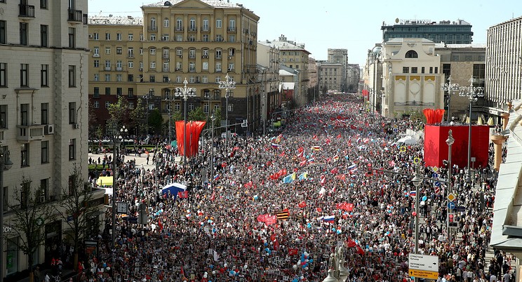 «Бессмертный полк» побил в Москве собственный рекорд, собрав более 1 млн участников