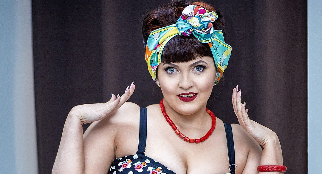 Омской учительнице, уволенной за снимки в купальнике, предложили вернуться в школу