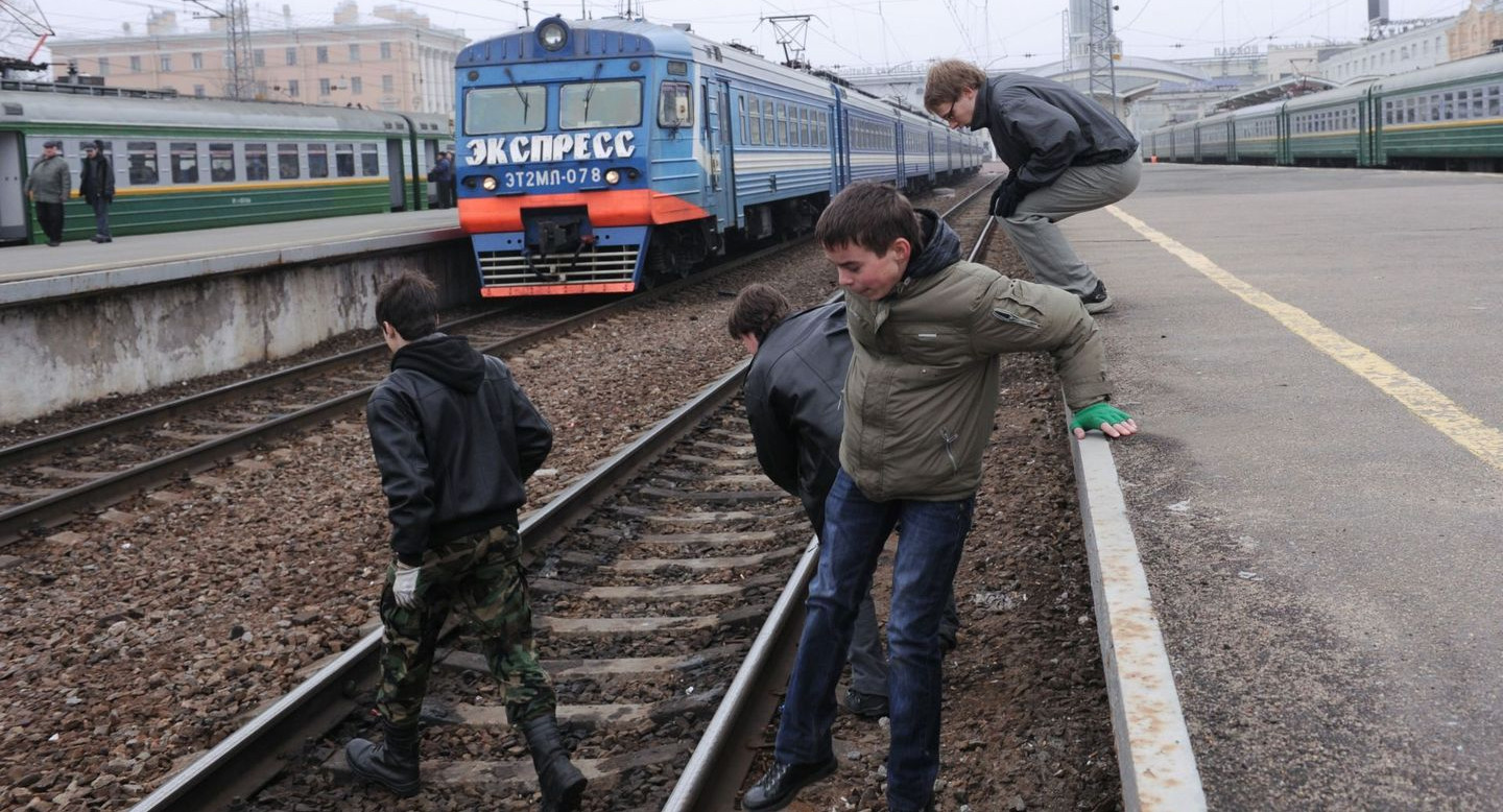 Попытка перейти железнодорожные пути в неустановленном месте закончилась смертью мальчика