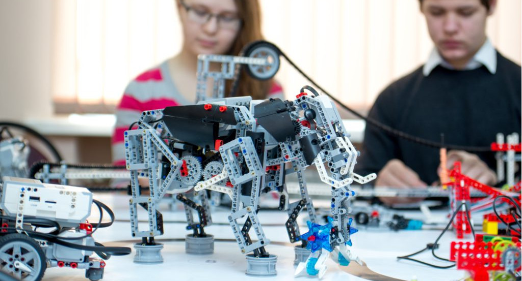 Зареченские школьники занимаются робототехникой в лагере при школе №218