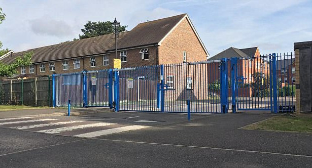 Школьникам запрещают участвовать в празднике из-за одного пропущенного дня