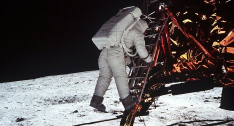 Опрос: более половины россиян не верят в высадку американцев на Луну