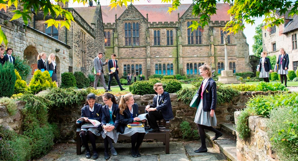 Число российских детей в платных британских школах сократилось на треть