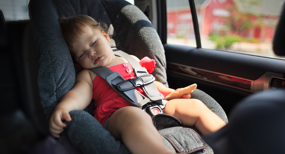 В Кургане родители закрыли ребенка в машине и ушли по магазинам 