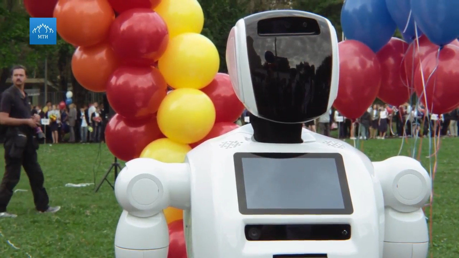 Как выглядит робот Алантим, давший первый звонок в одной из школ Москвы?