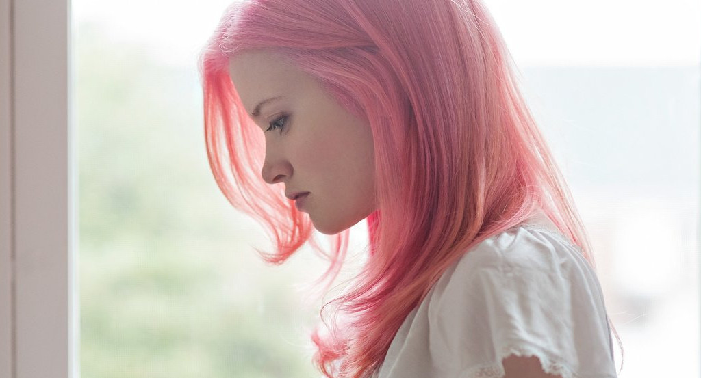 В Перми возбудили дело после скандала с розовыми волосами школьницы