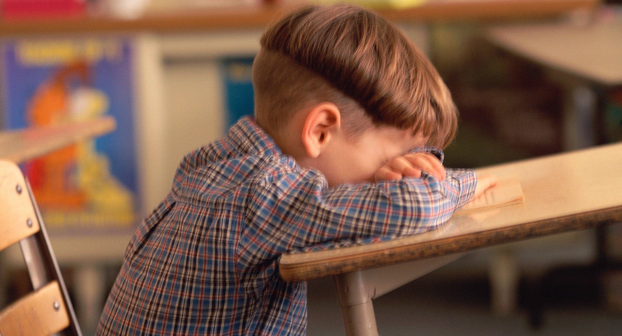 Пинками под стол: педагог устроила травлю ученику