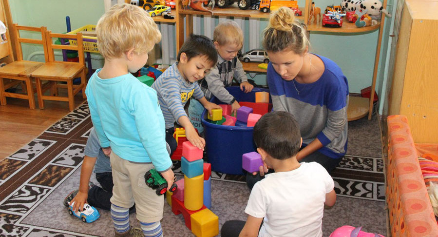 Зарплата воспитателей стала ниже, а они покупают игрушки и канцтовары за свой счет