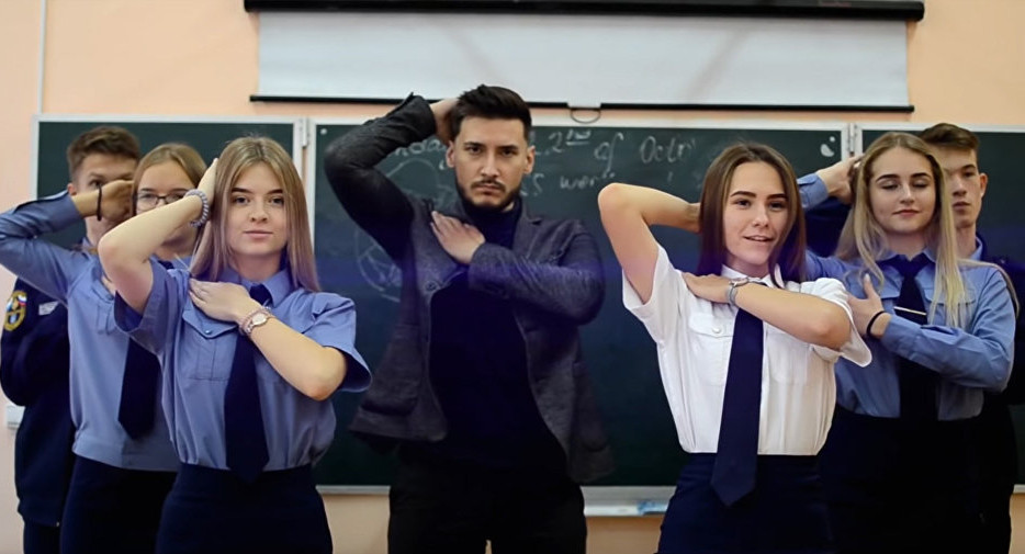 Учителя поют и ругают телеведущих: необычные каналы в соцсетях