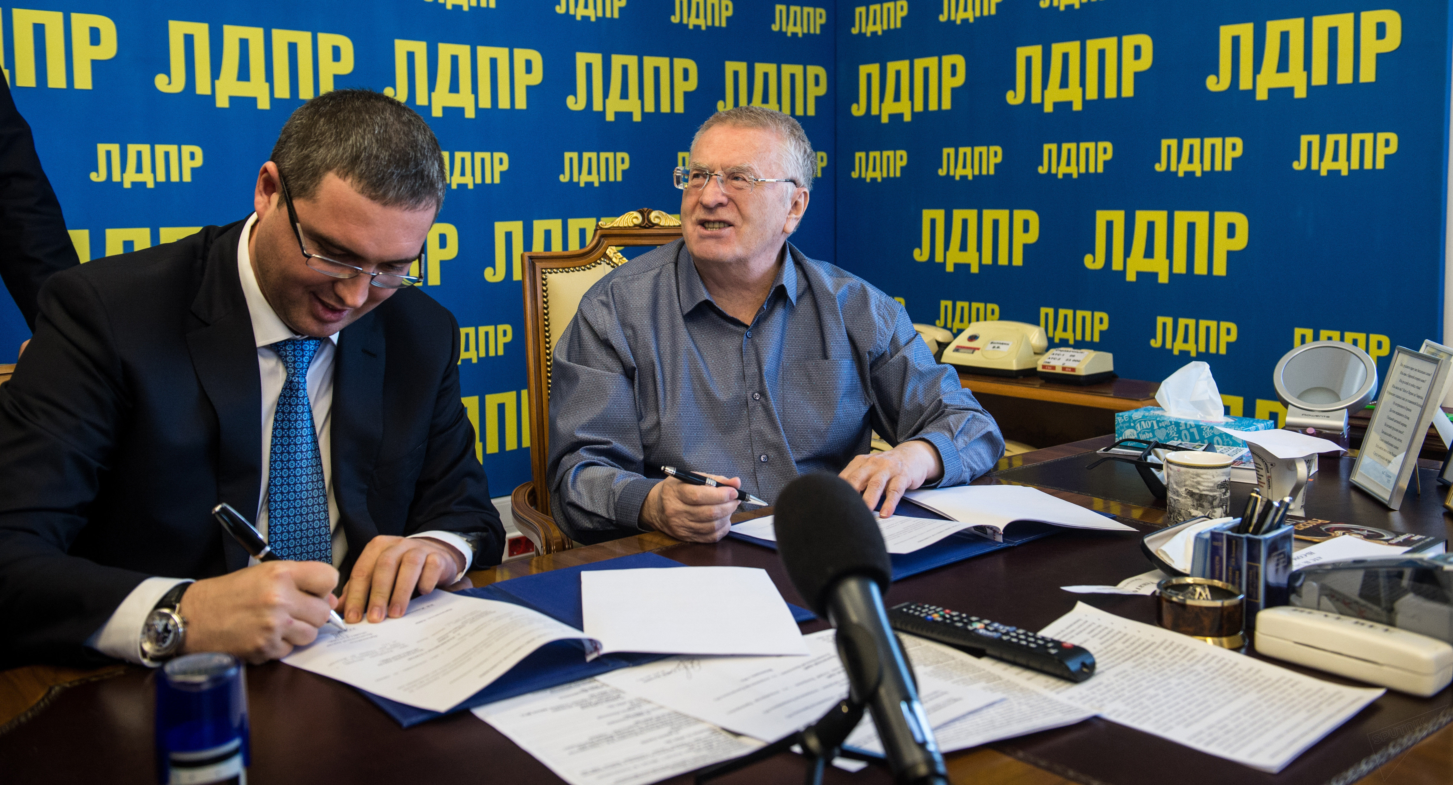 В ЛДПР разработают поправки для защиты врачей и учителей от «травли»