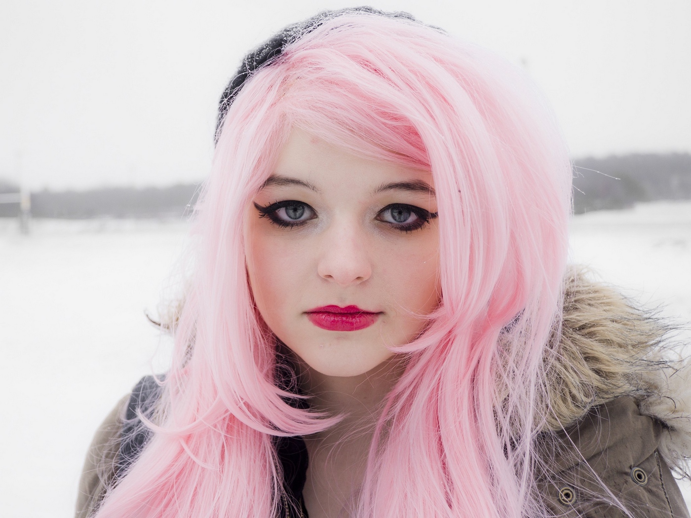 В калужских школах запретили макияж и мобильные телефоны