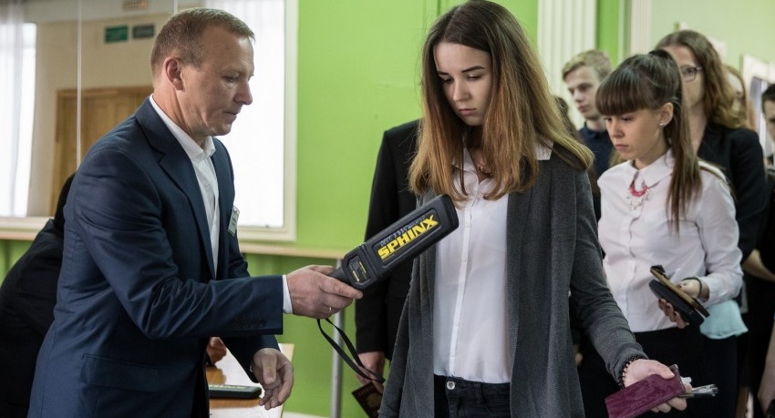 В Госдуме призвали прекратить досматривать школьников перед сдачей ЕГЭ