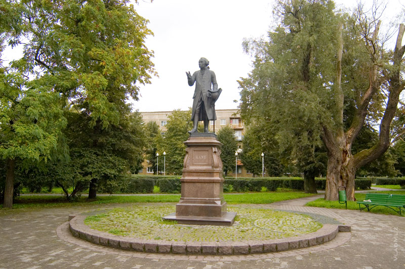 ​В Калининграде облили краской памятник Канту и разбросали листовки с призывом отказаться от «имени врага»