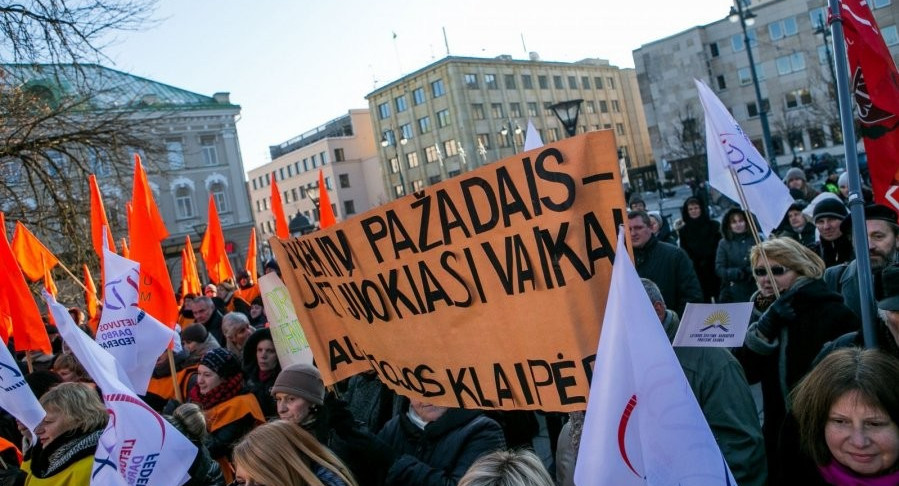 Бастующие учителя Литвы добились увольнения министра образования