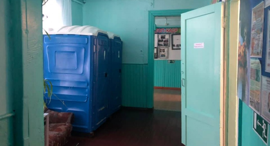 В сельской школе поставили для детей биотуалеты и запретили ими пользоваться