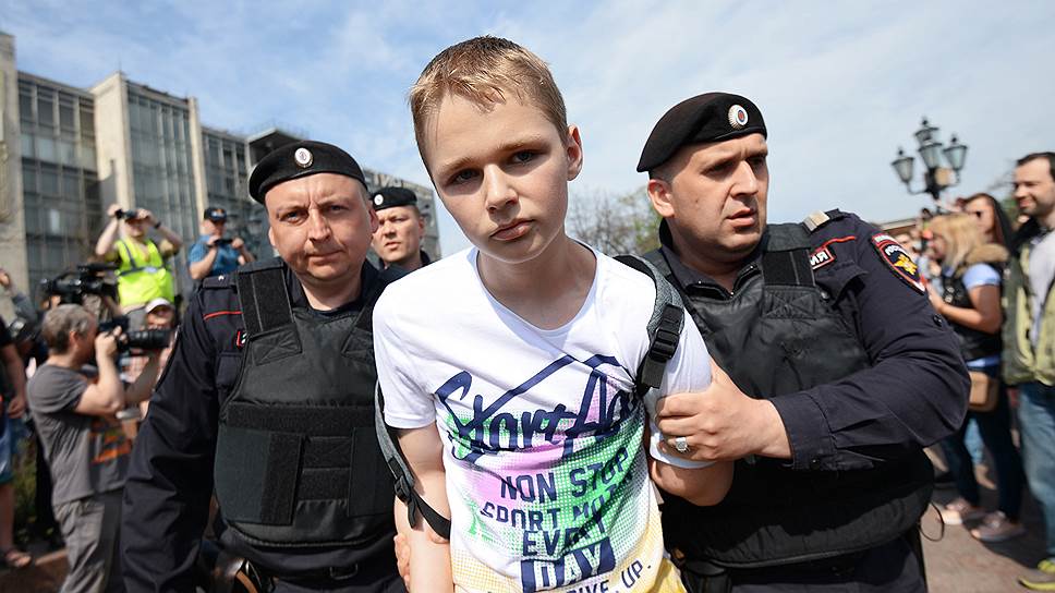 Госдума приняла закон о наказании за вовлечение детей в несогласованные акции