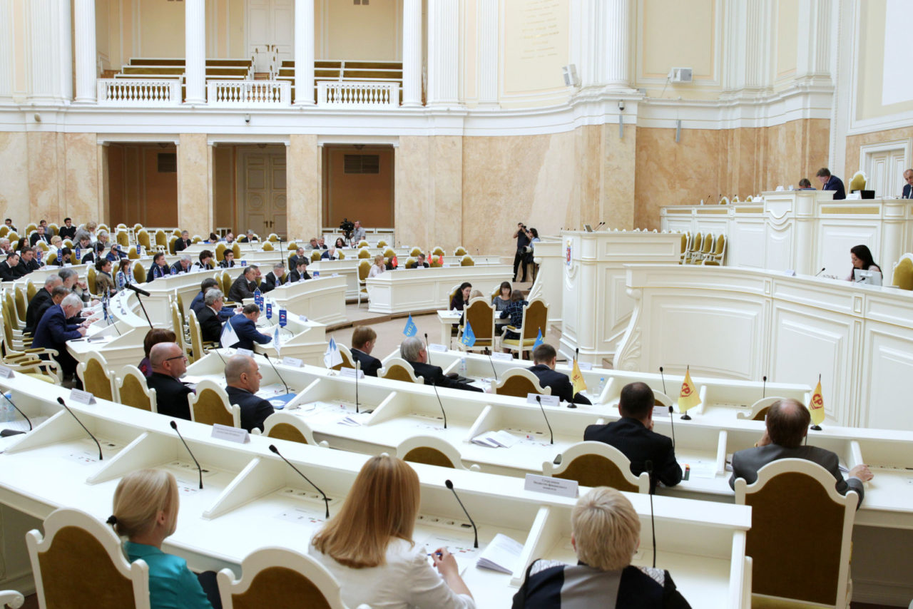 Депутаты Петербурга предложили детей судей зачислять в школы без очереди