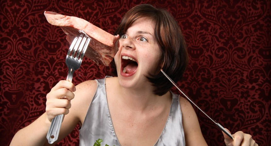 Российская школьница призналась в любви к колбасе и расколола интернет