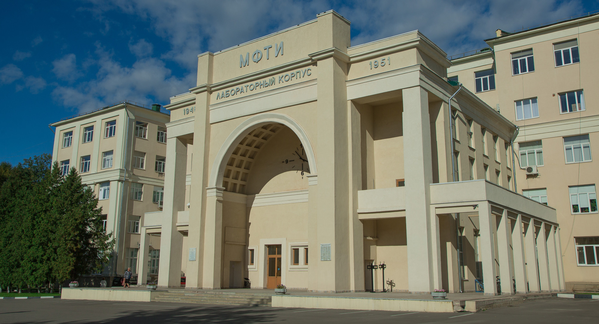 В какие вузы поступили абитуриенты с самими высокими баллами?