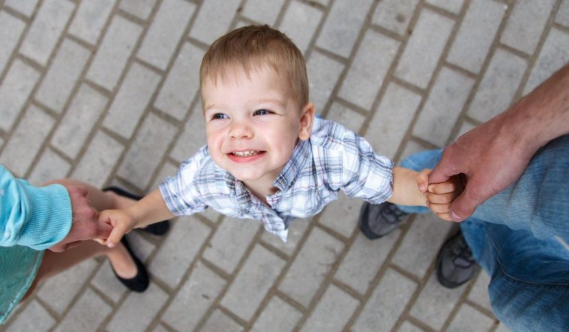 Один ребенок в год: Минпросвещения ужесточает правила усыновления и опеки