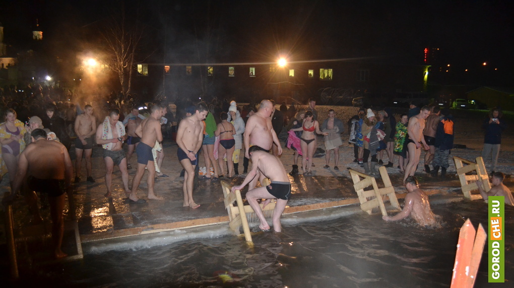 В Красноярске у купавшейся в проруби семейной пары угнали машину с ребенком