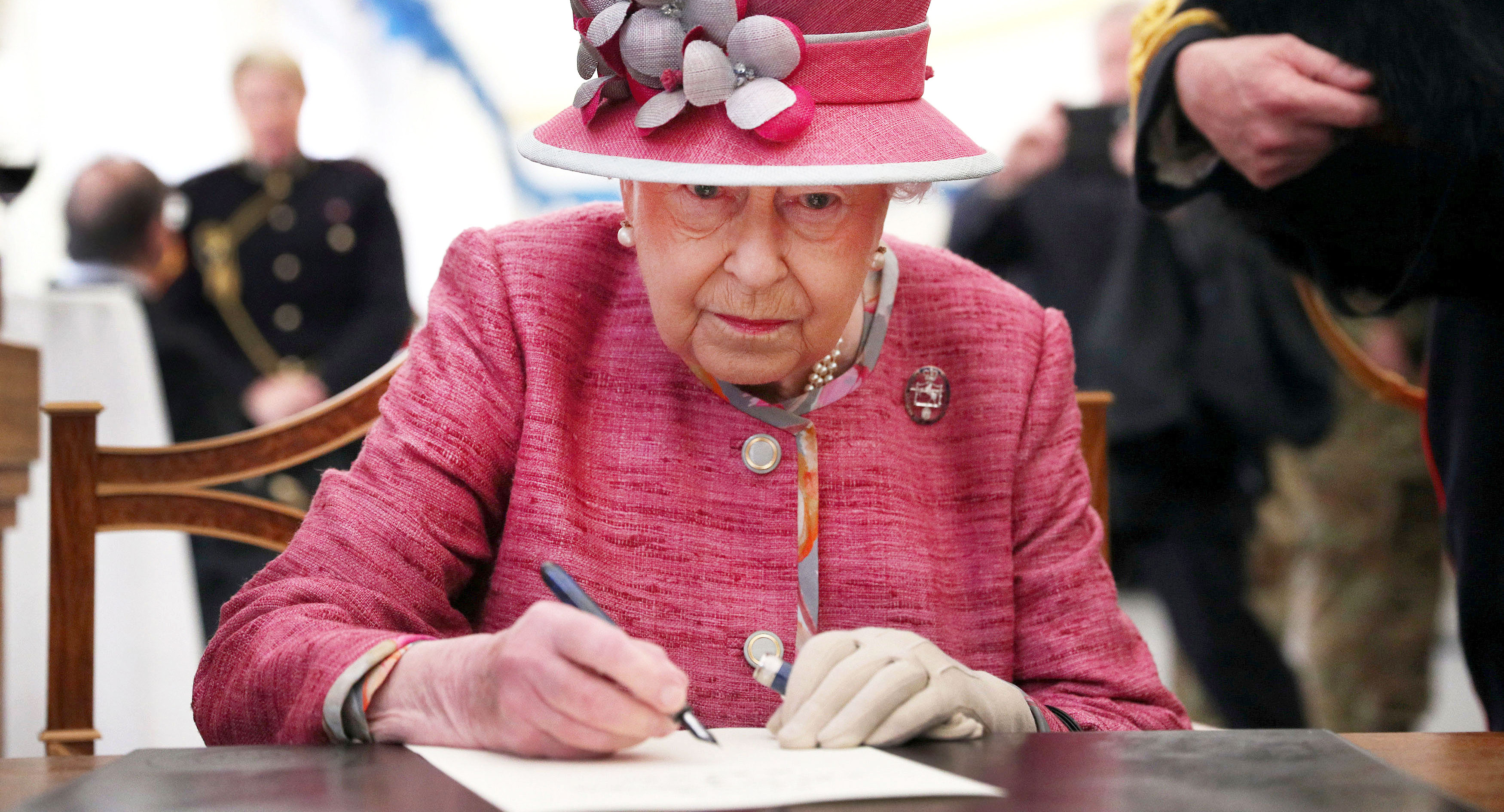 Девятиклассник из Орска получил письмо от английской королевы