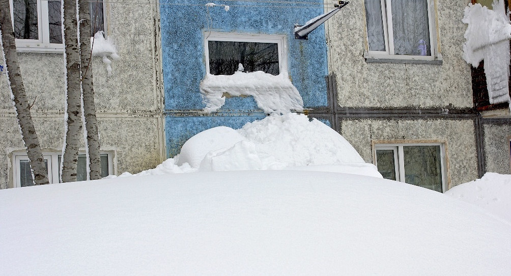 Женщина с ребенком упала с 9-го этажа и выжила