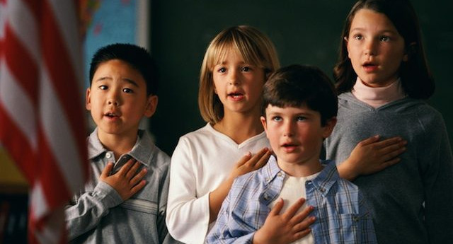 В США школьника арестовали по двум обвинениям  за отказ принести клятву верности флагу 