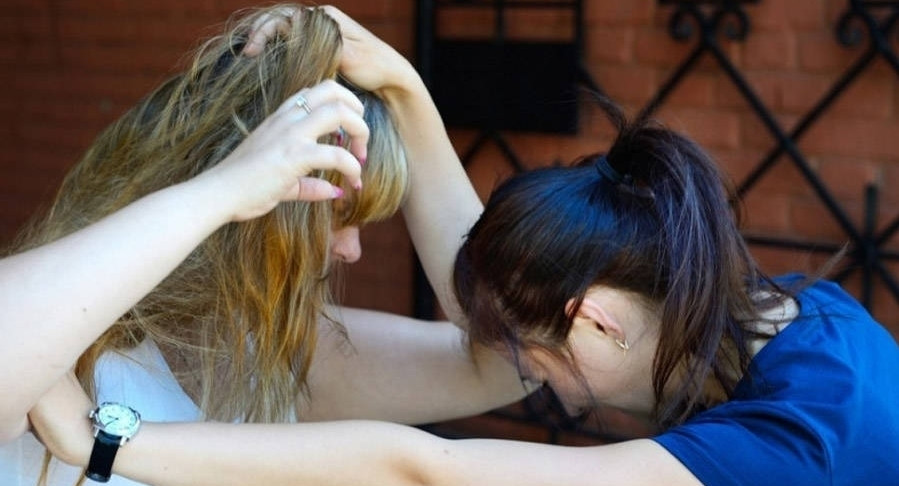 Семиклассницу избили в школьном туалете и сняли на видео 