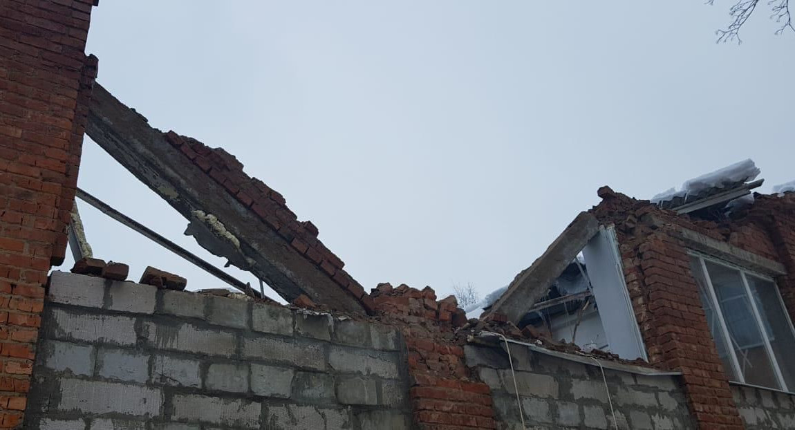 В столовой подмосковной школы обрушилась кровля