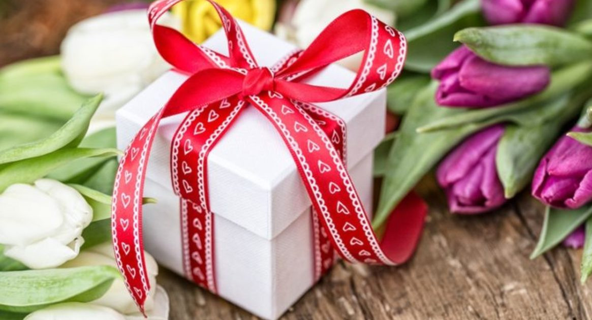 Мужчины и женщины об идеальном подарке на 8 Марта
