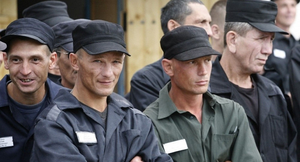 Дети учились, заключённые работали, а мэр ничего не замечал