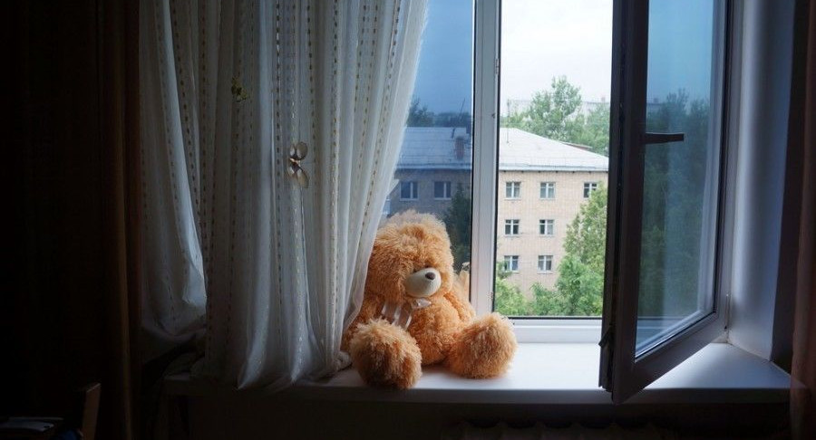 Шестилетний мальчик поймал выпавшего из окна ребенка