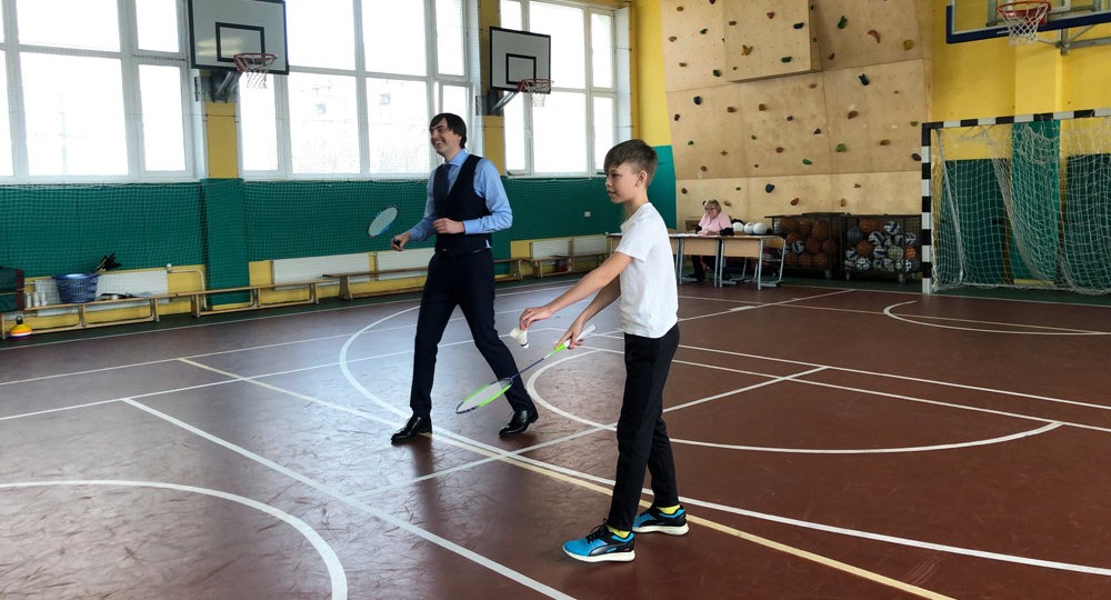 Сергей Кравцов сыграл в бадминтон с учениками одной из московских школ
